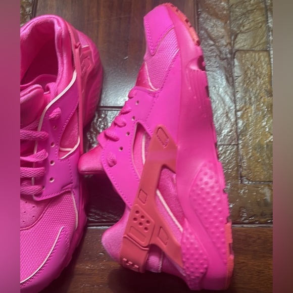 Nike hurricane run, hot pink , size 6.5 women/ 5Y. make me offer… - Picture 7 of 7